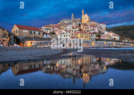 Alten ligurischen Stadt Cervo, die im Wasser in der Dämmerung, Provinz Imperia, Ligurien, Italien Stockfoto