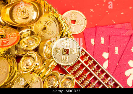 Das chinesische Neujahr Ornament - Goldbarren, goldene Münze und golden Abacus, Chinesische Kalligraphie Übersetzung: Gute für das neue Jahr zu segnen Stockfoto