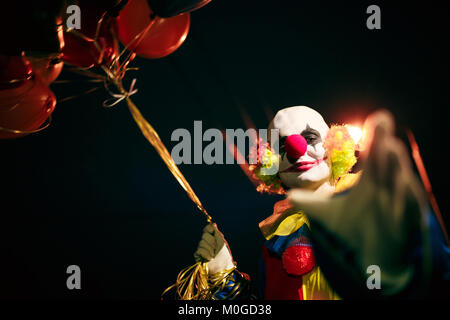 Bild der lächelnde Clown mit Luftballons, Hand Stockfoto