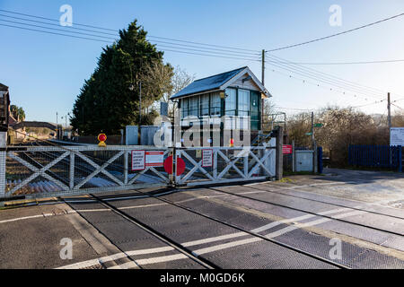 Der Bahnhof und Bahnübergang und an Wateringbury, Kent, UK. Stockfoto