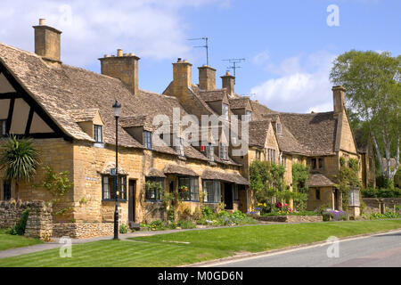 Eine Reihe von hübschen honigfarbenen Stein Cottages in Broadway, Worcestershire, Cotswolds, Großbritannien Stockfoto