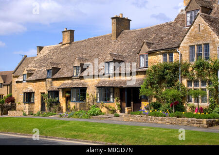 Eine Reihe von hübschen honigfarbenen Stein Cottages in Broadway, Worcestershire, Cotswolds, Großbritannien Stockfoto