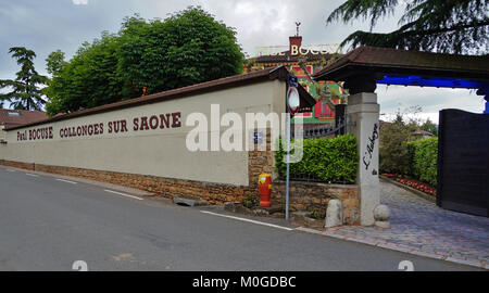 Ansicht der Auberge du Pont de Collonges (Paul Bocuse oder Bocuse), ein Landmark Restaurant in der Nähe von Lyon, Frankreich. Chefkoch Paul Bocuse starb im Januar 2018. Stockfoto