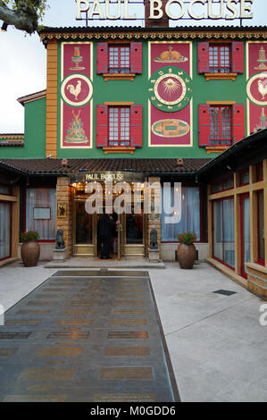 Ansicht der Auberge du Pont de Collonges (Paul Bocuse oder Bocuse), ein Landmark Restaurant in der Nähe von Lyon, Frankreich. Chefkoch Paul Bocuse starb im Januar 2018. Stockfoto