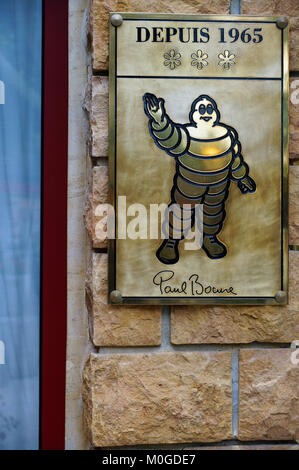 Ansicht der Auberge du Pont de Collonges (Paul Bocuse oder Bocuse), ein Landmark Restaurant in der Nähe von Lyon, Frankreich. Chefkoch Paul Bocuse starb im Januar 2018. Stockfoto