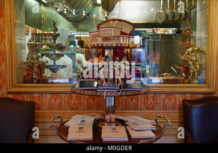 Ansicht der Auberge du Pont de Collonges (Paul Bocuse oder Bocuse), ein Landmark Restaurant in der Nähe von Lyon, Frankreich. Chefkoch Paul Bocuse starb im Januar 2018. Stockfoto