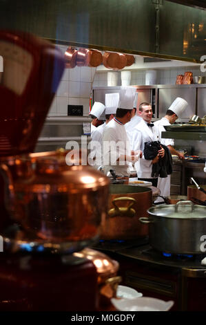 Ansicht der Auberge du Pont de Collonges (Paul Bocuse oder Bocuse), ein Landmark Restaurant in der Nähe von Lyon, Frankreich. Chefkoch Paul Bocuse starb im Januar 2018. Stockfoto