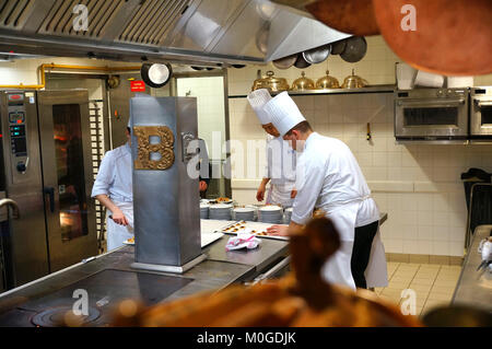 Ansicht der Auberge du Pont de Collonges (Paul Bocuse oder Bocuse), ein Landmark Restaurant in der Nähe von Lyon, Frankreich. Chefkoch Paul Bocuse starb im Januar 2018. Stockfoto