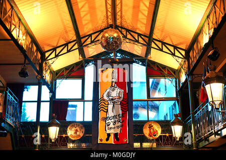 Ansicht der Auberge du Pont de Collonges (Paul Bocuse oder Bocuse), ein Landmark Restaurant in der Nähe von Lyon, Frankreich. Chefkoch Paul Bocuse starb im Januar 2018. Stockfoto