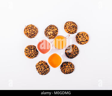 Eine Menge cookies und Gläser Saft auf einem weißen Tisch Ansicht von oben Stockfoto
