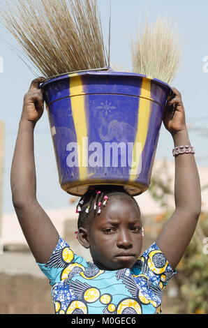 Menschenrechte - Kinderarbeit Konzept wenig afrikanisches Mädchen Traurig im Freien Stockfoto