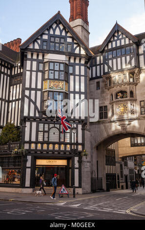 LONDON, Großbritannien - 5 November 2012: Union Jack auf der Fassade der Freiheit von London, Department Store auf Great Marlborough Street im West End von London UK Stockfoto