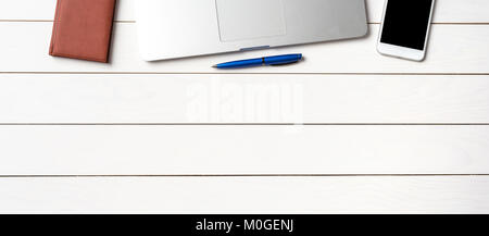 Weiß Holz- Office Desktop mit Laptop und Zubehör Stockfoto