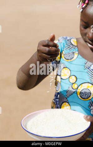 Hunger Symbol - Afrikanische Mädchen Vorbereitung Reis Stockfoto
