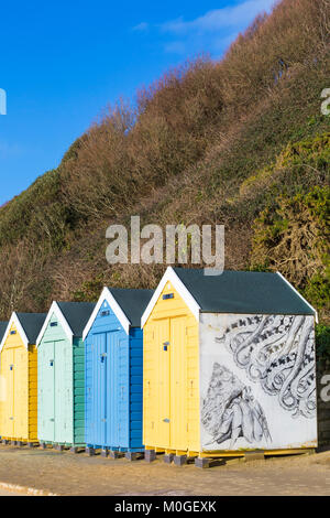 Bunten Holzhütten am Bournemouth, Dorset UK im Januar Stockfoto