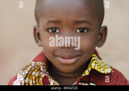 Glücklichen kleinen afrikanischen Jungen lächelnd an Kamera Portrait Stockfoto