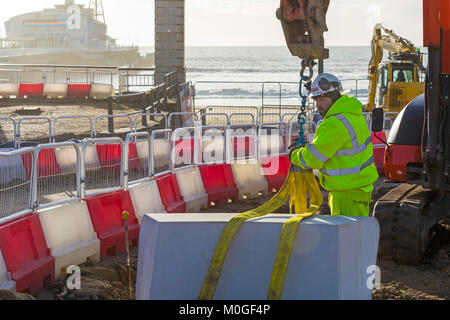 Erneuerungen und resurfacing Arbeiten am Pier Ansatz, Bournemouth, Dorset UK im Januar Stockfoto