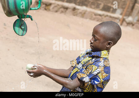 Reinigung Waschen der Hände - Hygiene Symbol für afrikanische Kinder Stockfoto