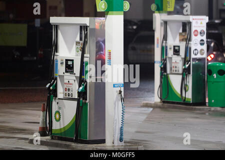 Bp garage Vorplatz mit automatischen Tankstellen in der Nacht in der Uk Stockfoto