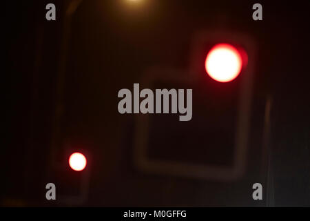 Rote STOP-Leuchte Ampel an einem nebligen Abend bei Nacht in Großbritannien defokussierten Stockfoto