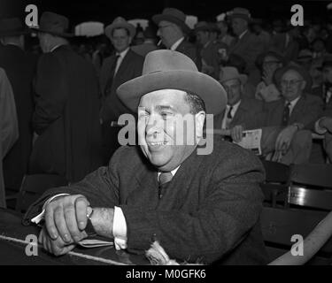 Bürgermeister wählen Ernest Hemingway genießt ein Spiel in der White Sox vs KC am 14. April 1955. Stockfoto