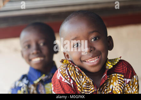 Zwei wunderschöne afrikanische Kinder Portrait im Freien zu lächeln und zu lachen Stockfoto