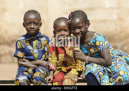 Drei wunderschöne Afrikanische schwarz Ethnizität Kinder posiert im Freien Stockfoto