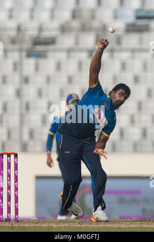 Mirpur, Bangladesch. 21 Jan, 2018. Sri Lankan Allrounder Thisara Perera Bowling im 4. One Day International Cricket Match des Tri-Serie zwischen Sri Lanka vs Simbabwe an der Sher-e-Bangla National Cricket Stadion in Mirpur, Dhaka am 21. Januar 2018. Credit: Pattin Peiris/Pacific Press/Alamy leben Nachrichten Stockfoto