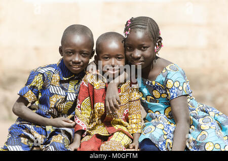 Afrikanische Familie Jungen und Mädchen lächelnd lachend in Afrika Stockfoto