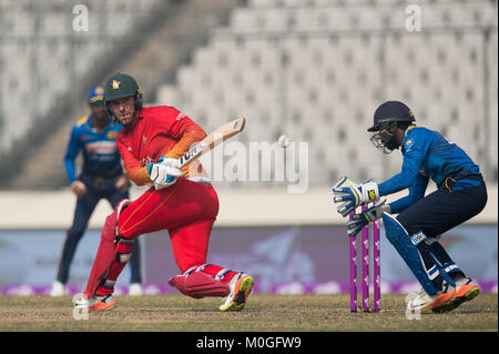 Mirpur, Bangladesch. 21 Jan, 2018. Simbabwe batsman Brendan Taylor (L) fegt die Kugel während der vierte Tag International Cricket Match des Tri-Serie zwischen Sri Lanka vs Simbabwe an der Sher-e-Bangla National Cricket Stadion in Mirpur, Dhaka am 21. Januar 2018. Credit: Pattin Peiris/Pacific Press/Alamy leben Nachrichten Stockfoto