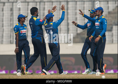 Mirpur, Bangladesch. 21 Jan, 2018. Sri Lanka Team feiert den Wicket von Salomo Kot (nicht im Bild), während der vierte Tag International Cricket Match des Tri-Serie zwischen Sri Lanka vs Simbabwe an der Sher-e-Bangla National Cricket Stadion in Mirpur, Dhaka am 21. Januar 2018. Credit: Pattin Peiris/Pacific Press/Alamy leben Nachrichten Stockfoto