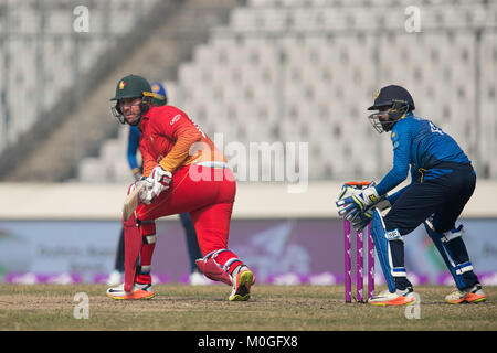 Mirpur, Bangladesch. 21 Jan, 2018. Simbabwe cricketer Brendan Taylor (L) beobachtet den Ball, nachdem er den Schuß spielt im 4. One Day International Cricket Match des Tri-Serie zwischen Sri Lanka vs Simbabwe an der Sher-e-Bangla National Cricket Stadion in Mirpur, Dhaka am 21. Januar 2018. Credit: Pattin Peiris/Pacific Press/Alamy leben Nachrichten Stockfoto