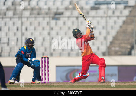 Mirpur, Bangladesch. 21 Jan, 2018. Simbabwe cricketer Malcolm Waller lofted während der vierte Tag International Cricket Match des Tri geschossen - Serie zwischen Sri Lanka vs Simbabwe an der Sher-e-Bangla National Cricket Stadion in Mirpur, Dhaka am 21. Januar 2018. Credit: Pattin Peiris/Pacific Press/Alamy leben Nachrichten Stockfoto