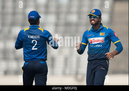 Mirpur, Bangladesch. 21 Jan, 2018. Sri Lanka steht Kapitän Dinesh Chandimal (R) feiert ein wicket mit Kusal Mendis (L) während der 4. One Day International Cricket Match des Tri-Serie zwischen Sri Lanka vs Simbabwe an der Sher-e-Bangla National Cricket Stadion in Mirpur, Dhaka am 21. Januar 2018. Credit: Pattin Peiris/Pacific Press/Alamy leben Nachrichten Stockfoto