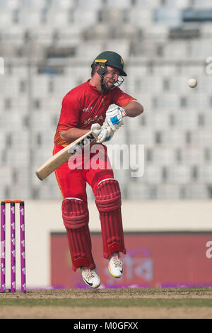 Mirpur, Bangladesch. 21 Jan, 2018. Simbabwe batsman Brendan Taylor aus dem Bouncer Kugel während der vierte Tag International Cricket Match des Tri-Serie zwischen Sri Lanka vs Simbabwe an der Sher-e-Bangla National Cricket Stadion in Mirpur, Dhaka am 21. Januar 2018. Credit: Pattin Peiris/Pacific Press/Alamy leben Nachrichten Stockfoto