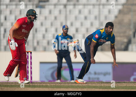 Mirpur, Bangladesch. 21 Jan, 2018. Sri Lankan Allrounder Thisara Perera (R) in seinen Bann, während der vierte Tag International Cricket Match des Tri-Serie zwischen Sri Lanka vs Simbabwe an der Sher-e-Bangla National Cricket Stadion in Mirpur, Dhaka am 21. Januar 2018. Credit: Pattin Peiris/Pacific Press/Alamy leben Nachrichten Stockfoto