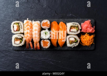 Overhead shot der japanischen Sushi auf Schwarz konkreten Hintergrund Stockfoto