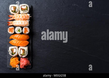 Overhead shot der japanischen Sushi auf Schwarz konkreten Hintergrund Stockfoto