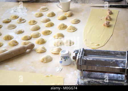 Zu Hause Rezept für die Vorbereitung der Blätterteig für gefüllte Ravioli Stockfoto