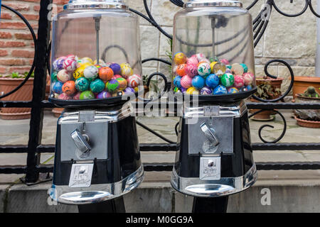 Bubblegum Automaten auf den Straßen der alten Stadt Mtskheta, Georgien, Osteuropa. Stockfoto