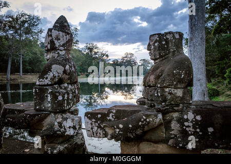 Statuen auf der Brücke am South Gate, Bayon Tempel, Angkor Thom, Kambodscha. Stockfoto