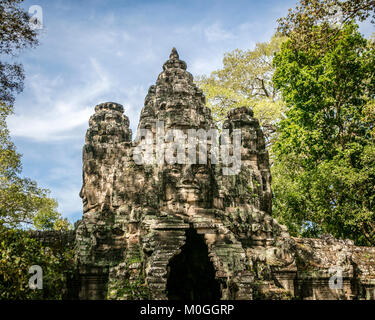 Gesichter auf Turm, Sieg Tor, Bayon Tempel, Angkor Thom, Kambodscha. Stockfoto