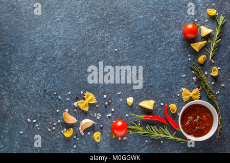 Italienische Pasta Zutaten Hintergrund. Italienisches Essen Konzept: Nudeln, Käse, Gewürze, Gemüse. Ansicht von oben, kopieren. Stockfoto