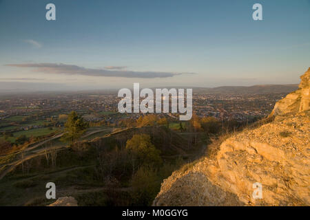 Blick über Cheltenham Hillside rocks Glühen in der Abendsonne, Leckhampton Hill, Cotswolds, Gloucestershire, England, Großbritannien Stockfoto