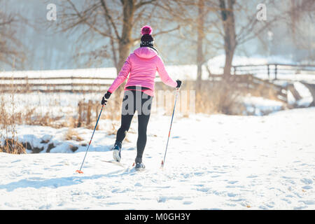 Frau tun, Langlaufen im Winter Sport Stockfoto