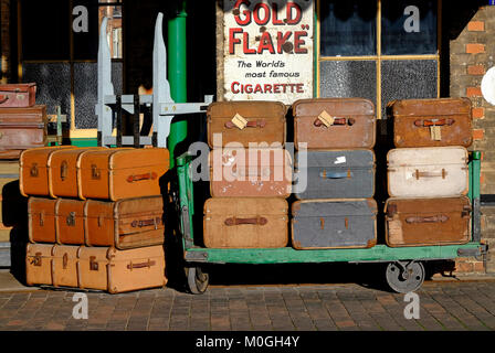 Alte Gepäck auf sheringham Bahnhof Plattform, North Norfolk, England Stockfoto