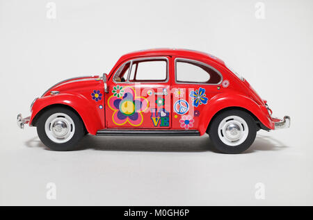 Red volkswagen käfer Hippie flower power Auto Stockfoto
