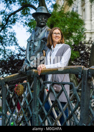 Eine Frau steht neben dem Denkmal von Imre Nagy in Martyr's Square; Budapest, Budapest, Ungarn Stockfoto