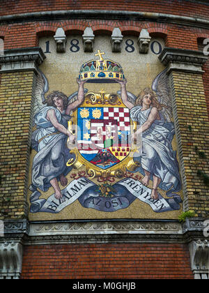 Farbenfroh und Symbolische Wappen auf der Seite eines gerundeten Wand gemalt; Buda, Budapest, Ungarn Stockfoto