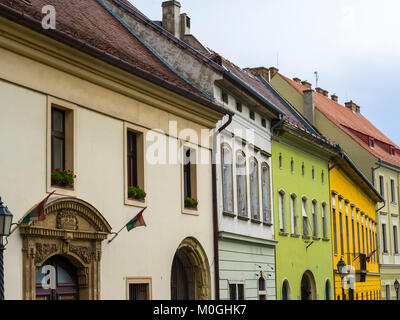 Bunte Fassaden in der Budaer Burg, Budapest, Ungarn Stockfoto